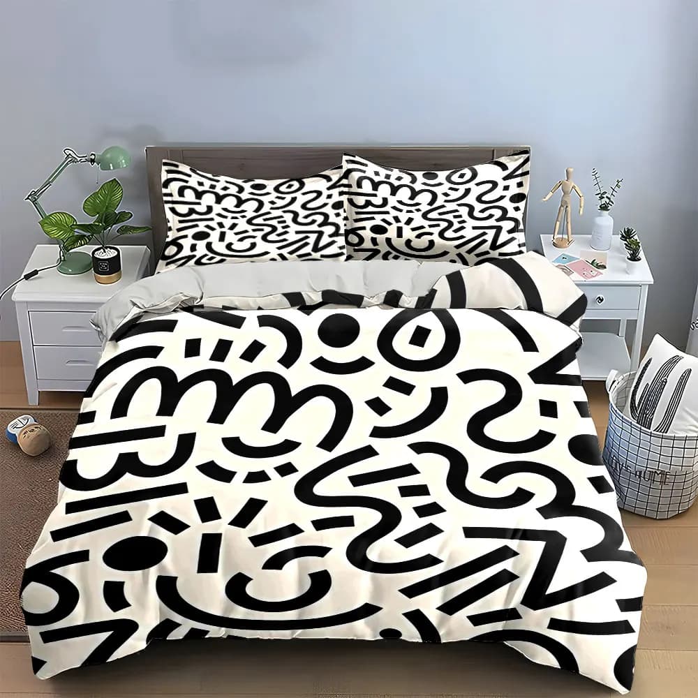Set copripiumino geometrico con disegno astratto di curve nere, bianco sporco, stile minimalista, include 1 copripiumino e 2 federe