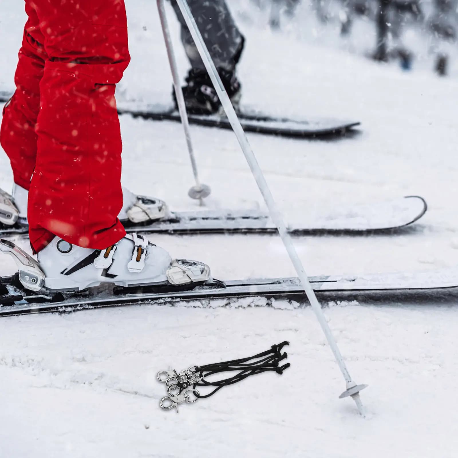 Set di 4 Corde per Snowboard in Nylon Elastico, Cinghie di Fissaggio per Sci Regolabili Antiscivolo con Moschettone e Anello Portachiavi per l'Inverno