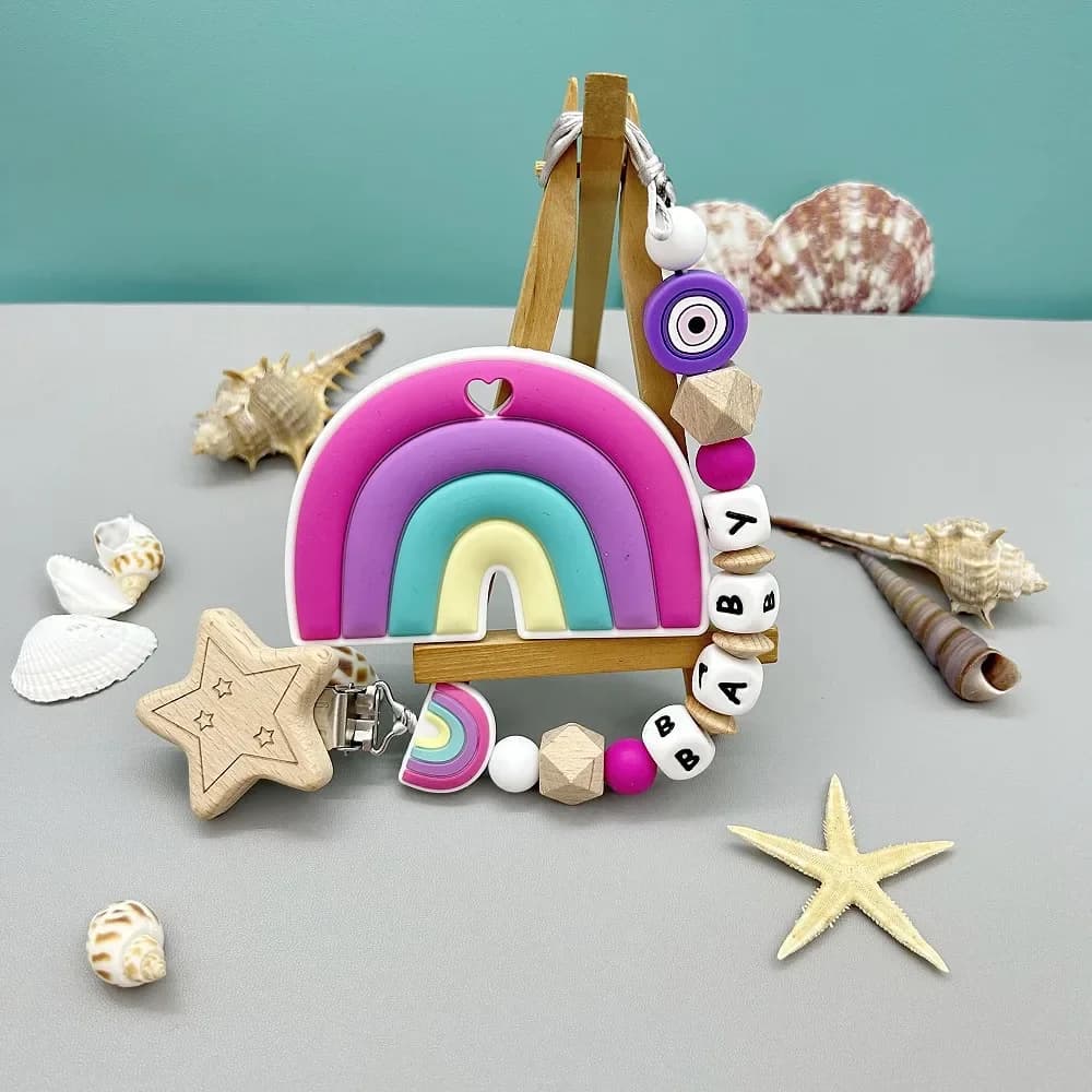 Nome della lettera personalizzato Clip per ciuccio arcobaleno Pendenti per massaggiagengive a catena per neonato Guinzaglio da masticare Porta capezzoli Massaggiagengive Regali creativi