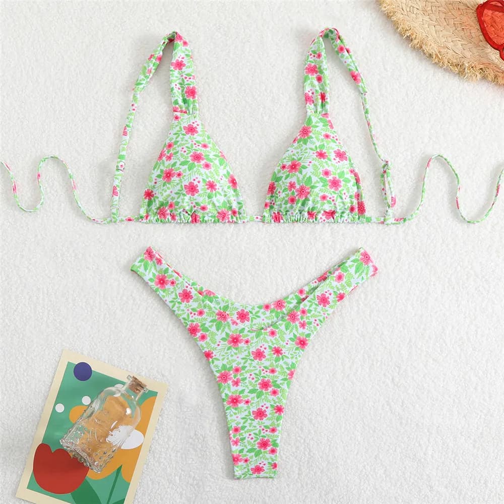 Bikini con stringhe con stampa floreale verde chiaro 2025 Costume da bagno sexy da donna Costumi da bagno da vacanza Taglio alto Costume da bagno a triangolo Set di bikini