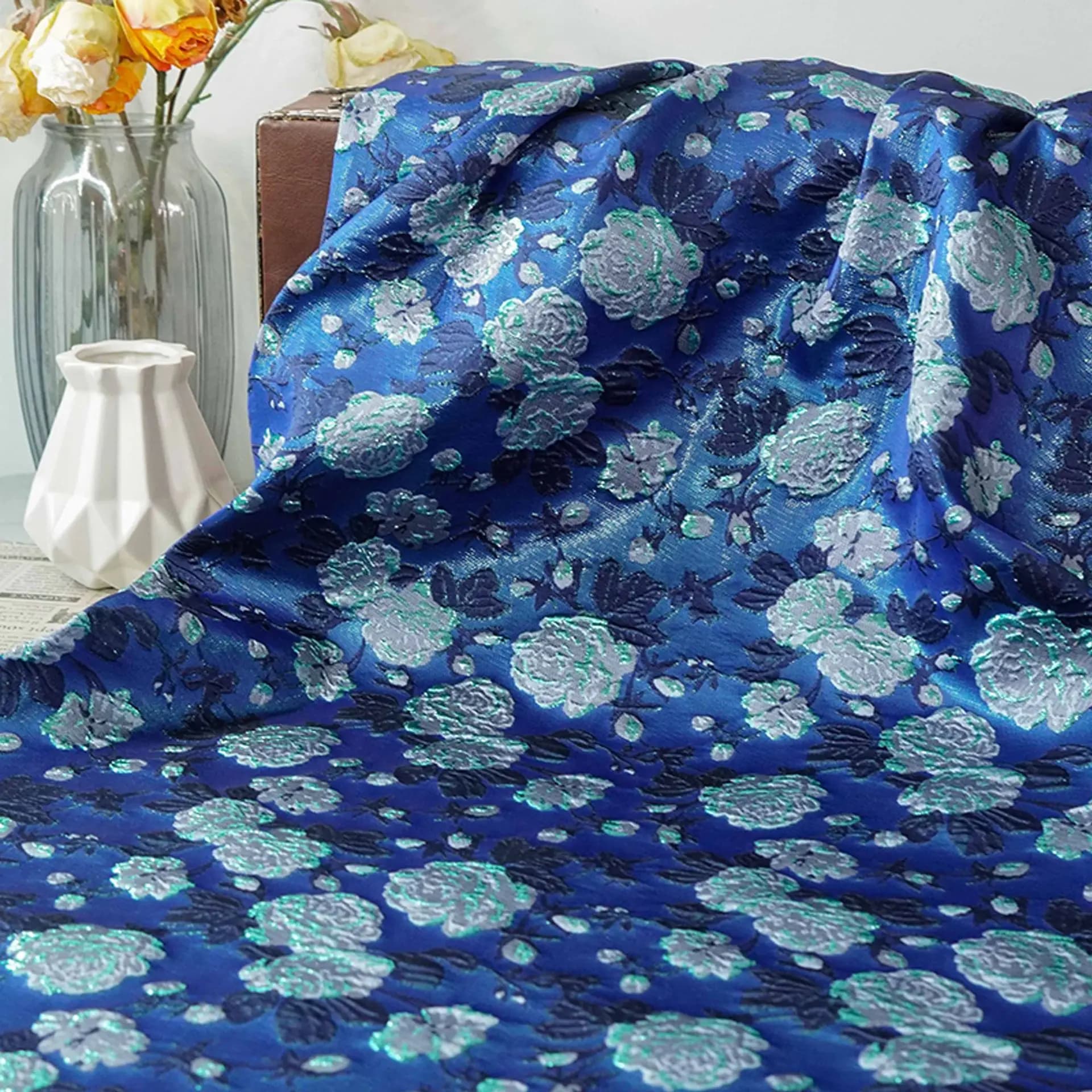 Tessuto Jacquard Blu con Rose in Rilievo Tinto in Filo per Eleganti Abiti Cappotti Borse Tessuto per Cucito Artigianale