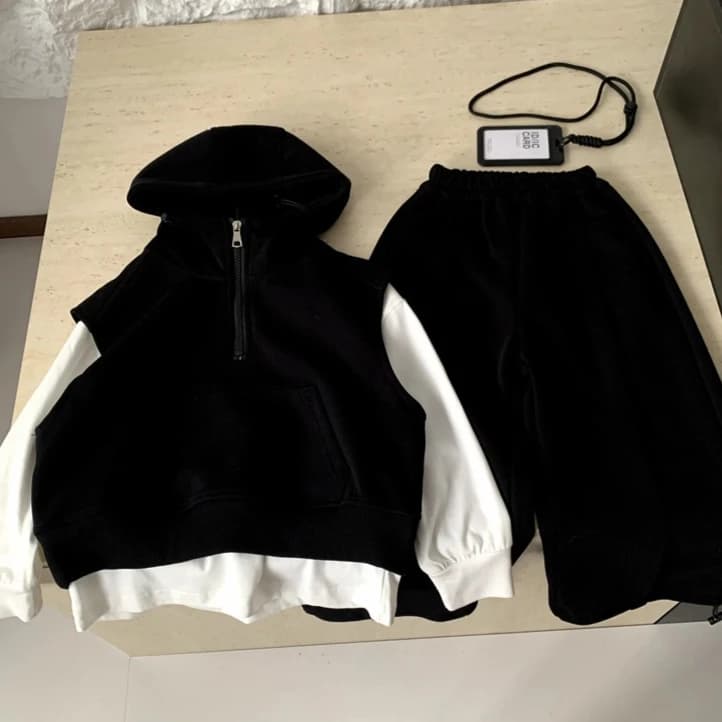 Set Primavera-Estate 2026 Nuovo Abbigliamento per Bambini Stile Coreano, Completo Sportivo Tre Pezzi per Ragazzi e Ragazze: Felpa con Cappuccio, Gilet, T-shirt e Pantaloni