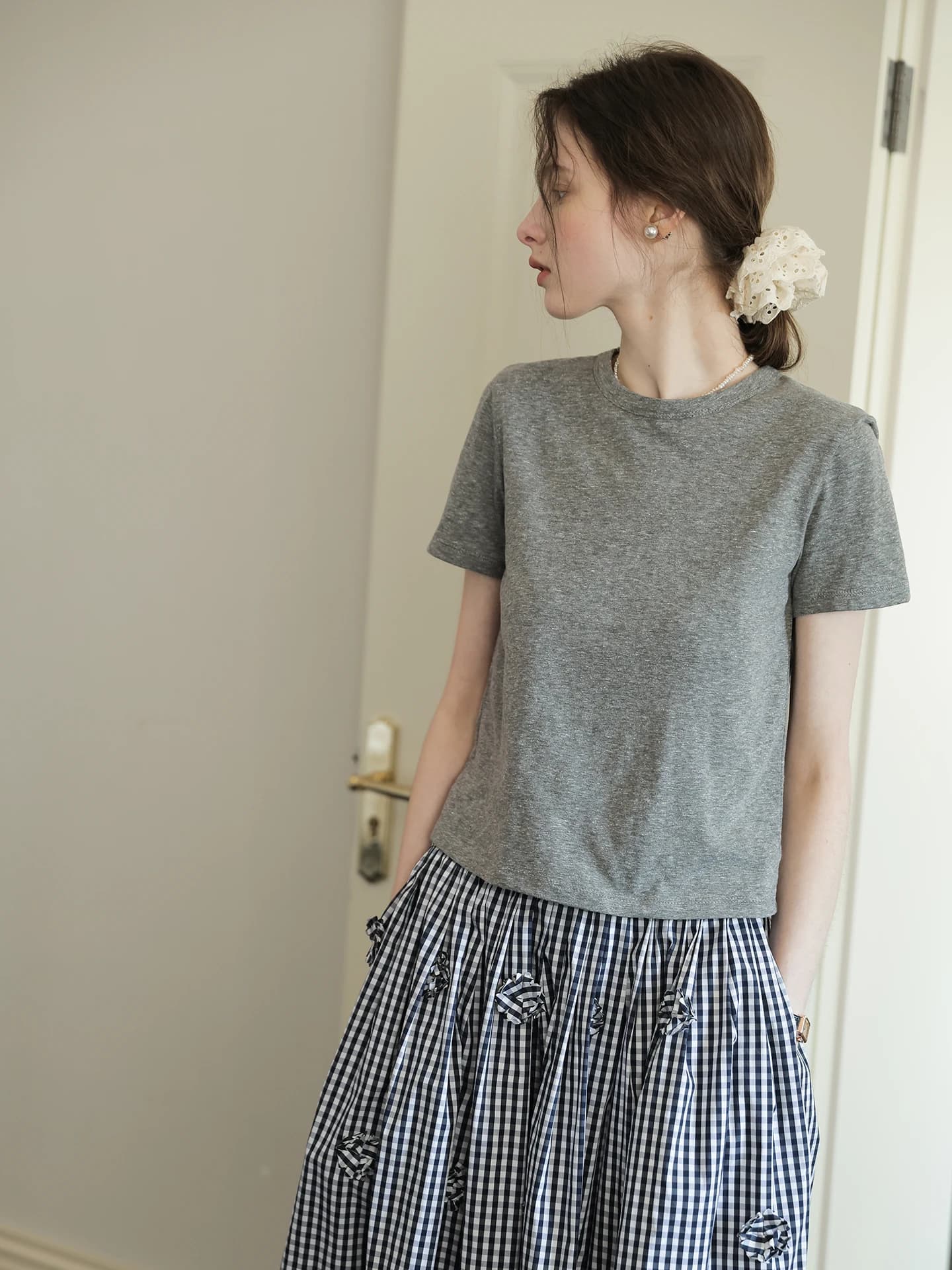 T-shirt casual primaverile bianca in cotone a maniche corte da donna, girocollo, con motivo floreale discreto sulle spalle, traspirante e delicata sulla pelle.