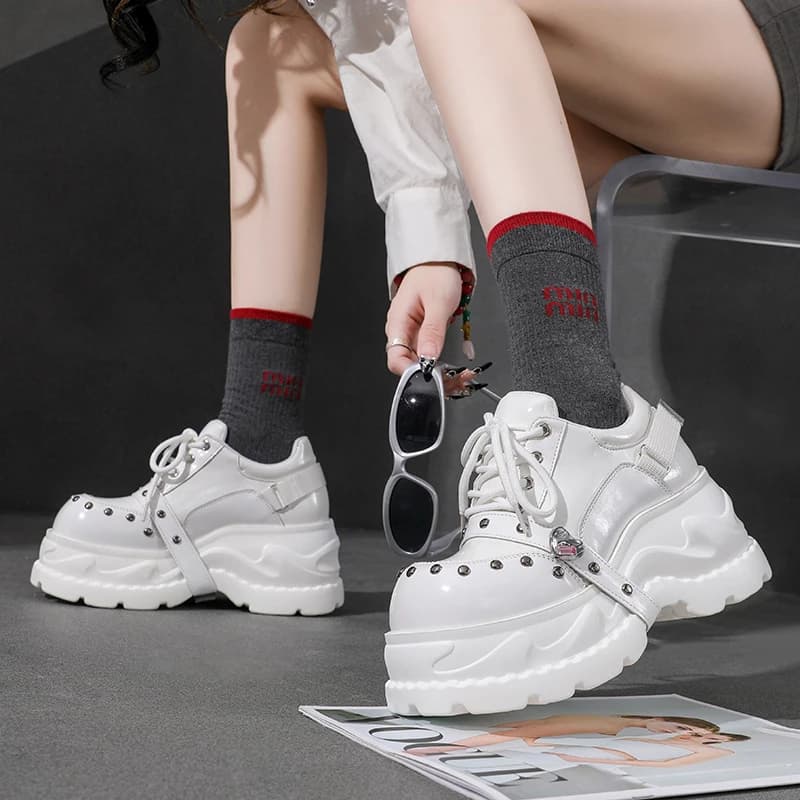 Sneakers Punk con Plateau Chunky 2026 da Donna, con Cintura Decorativa, Allacciatura, Suola Spessa, Scarpe Vulcanizzate, Rialzate, con Borchie, Stile Goth