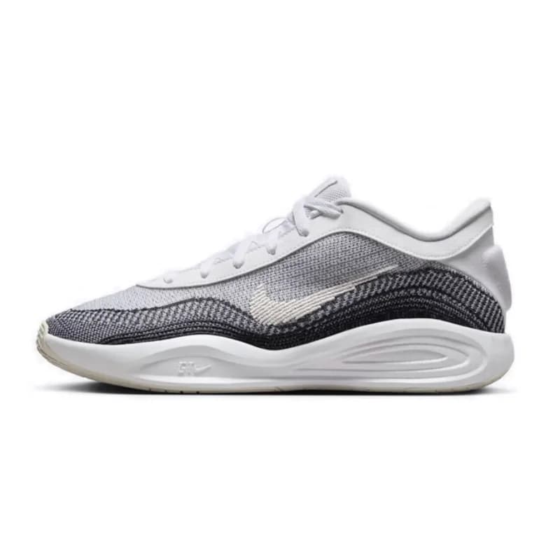 Scarpe da basket da gioco reali da uomo Nike Ammortizzazione e rimbalzo avvolgenti Forte campo da allenamento, nuovo modello che si adatta alla caviglia, non danneggiano i piedi, supporta lo sport, scarpe da basket basse G. T Hustle Academy Scarpe da basket casual semplici e versatili in bianco e nero, un Court Essential Fj7808-100