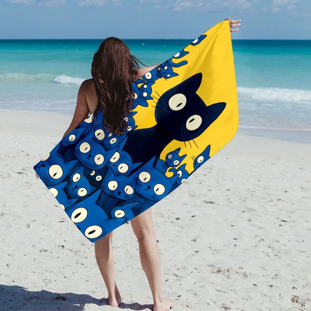 Asciugamano da spiaggia in microfibra ultra morbida con un design giocoso di gatti dei cartoni animati, perfetto per i giorni in spiaggia e i viaggi, giallo con gatti blu e bianchi
