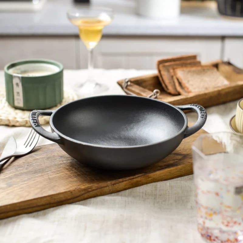 Wok Professionale in Ghisa Mini, 19cm Senza Rivestimento Antiaderente, Padella Spessa con Doppio Manico, Compatibile con Tutti i Fornelli ad Alta Temperatura