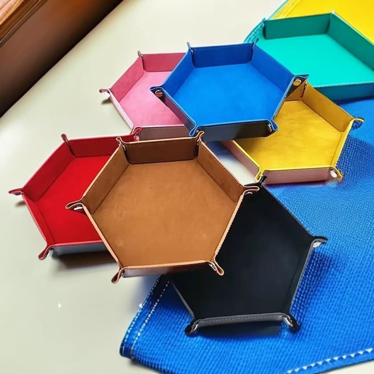 Vassoio Portadadi Grande Esagonale in Velluto, Organizzatore da Tavolo in Pelle PU per Giochi da Tavolo, Dadi e Carte da Gioco