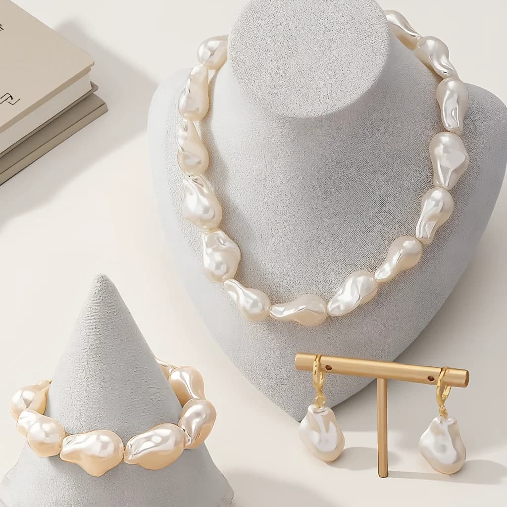 Set di Gioielli Trendy ed Elegante da 4 Pezzi per Donne, Collana con Perle Irregolari, Choker Classico Bianco, Orecchini per Uso Quotidiano, Regalo