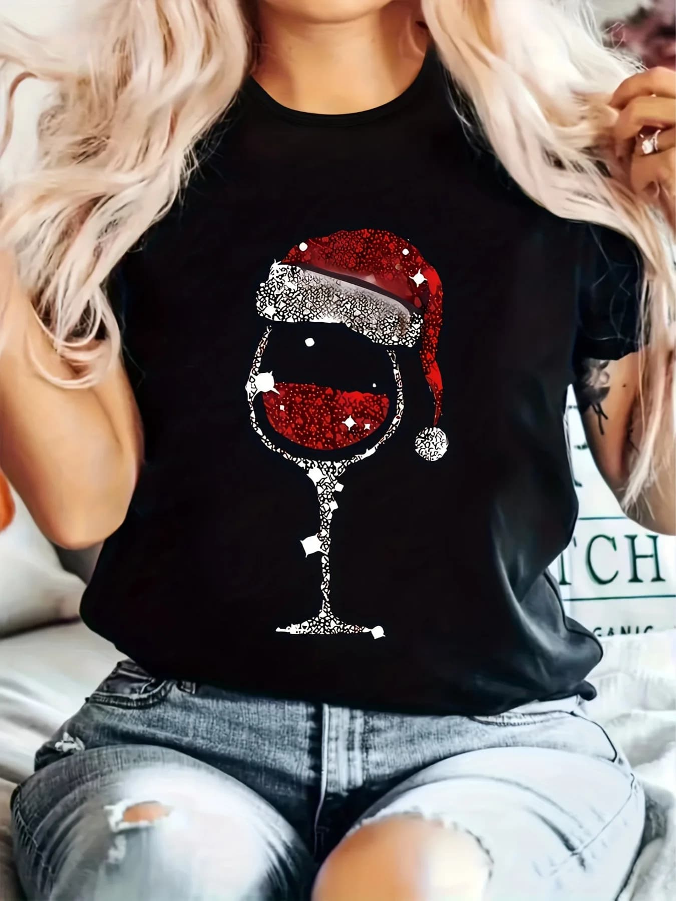 T-shirt da donna festiva con cappello da Babbo Natale e stampa di bicchieri da vino, girocollo a maniche corte, ideale per Natale e Ringraziamento