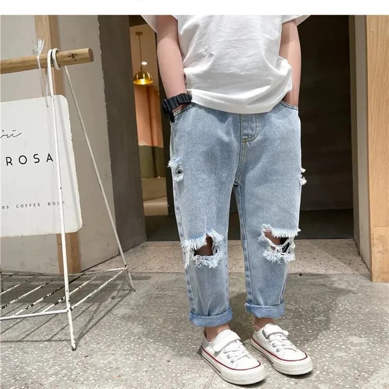 Pantaloni per bambini e ragazzi Jeans strappati estivi pantaloni Jeans Casual larghi per bambini di nuova moda pantaloni per ragazzo e ragazza