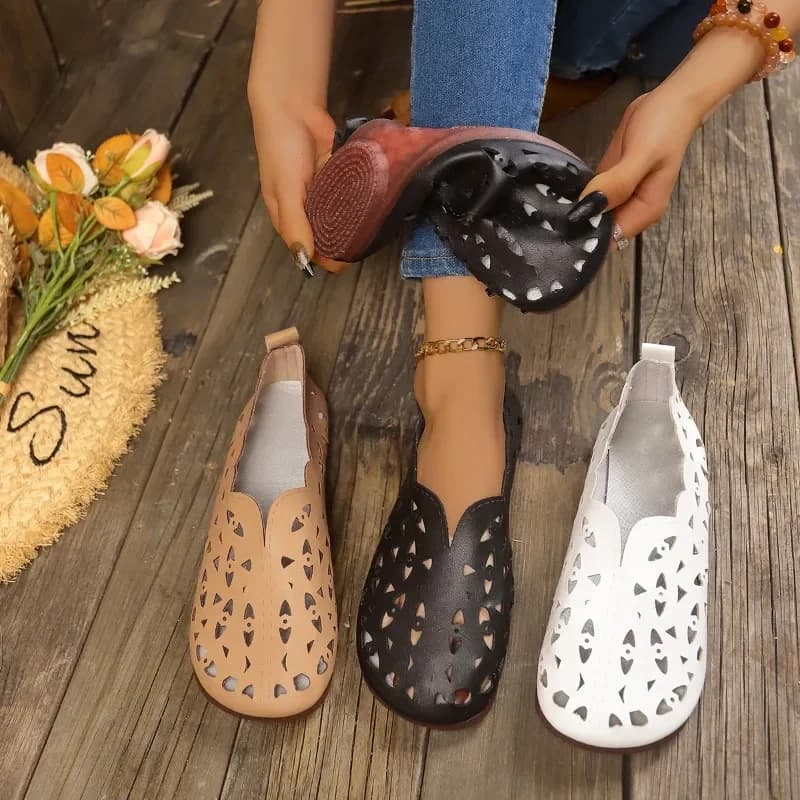 Scarpe da donna 2025 Sandali piatti traspiranti cavi di nuova moda estiva adatti per le donne Scarpe romane da spiaggia morbide per le donne