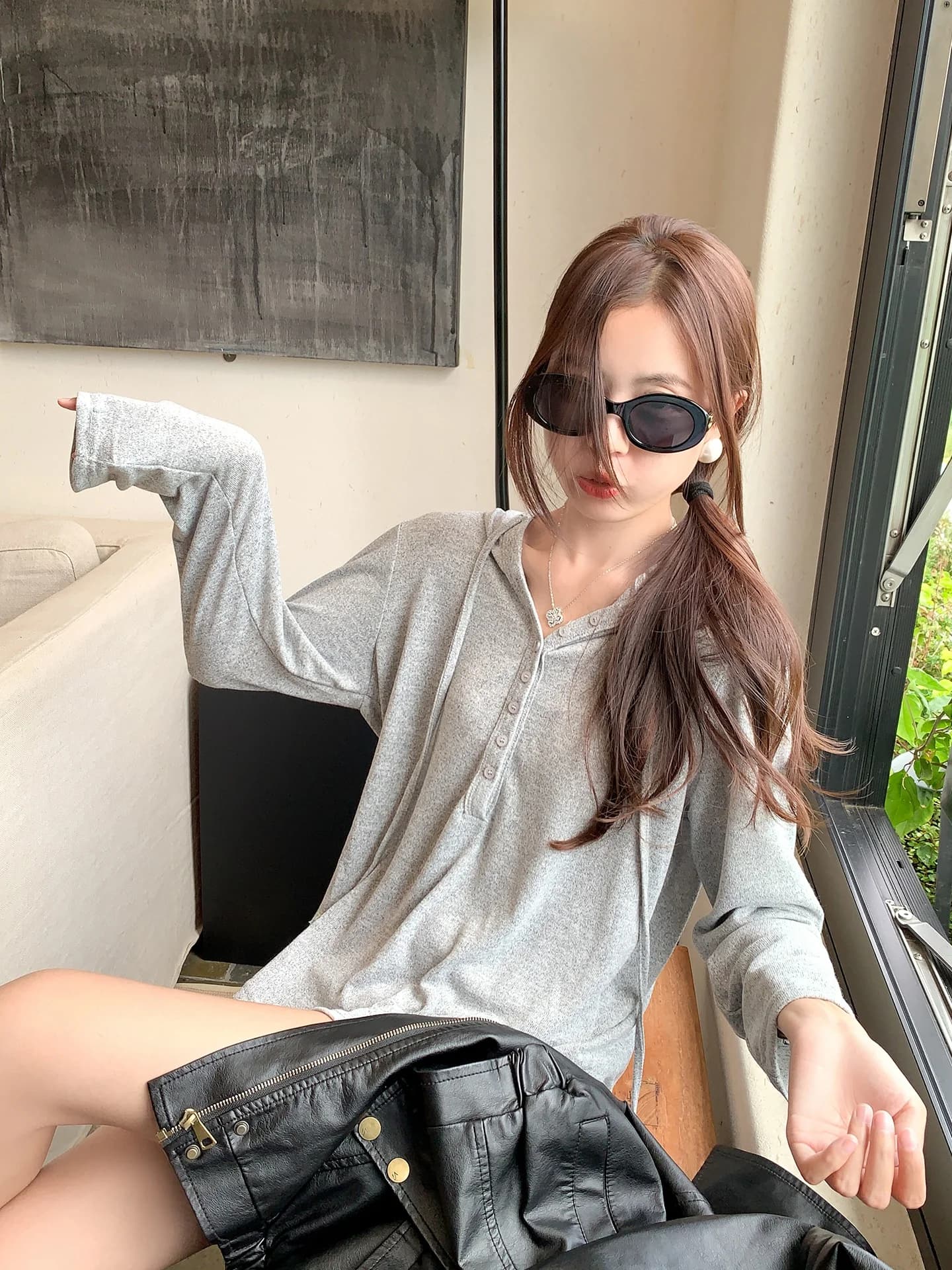 Felpa con cappuccio a maniche lunghe lavorata a maglia per l'inizio dell'estate, t-shirt casual da donna, nuovo stile coreano, tessuto morbido e confortevole traspirante