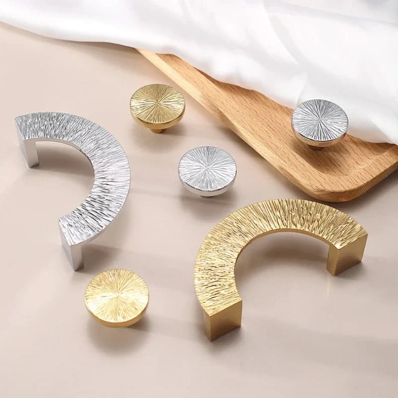Maniglia per porta in argento con motivo a martello in ottone, leggera, di lusso, per cassetti, porta dell'armadio, guardaroba, maniglia a mezzaluna, maniglia antica