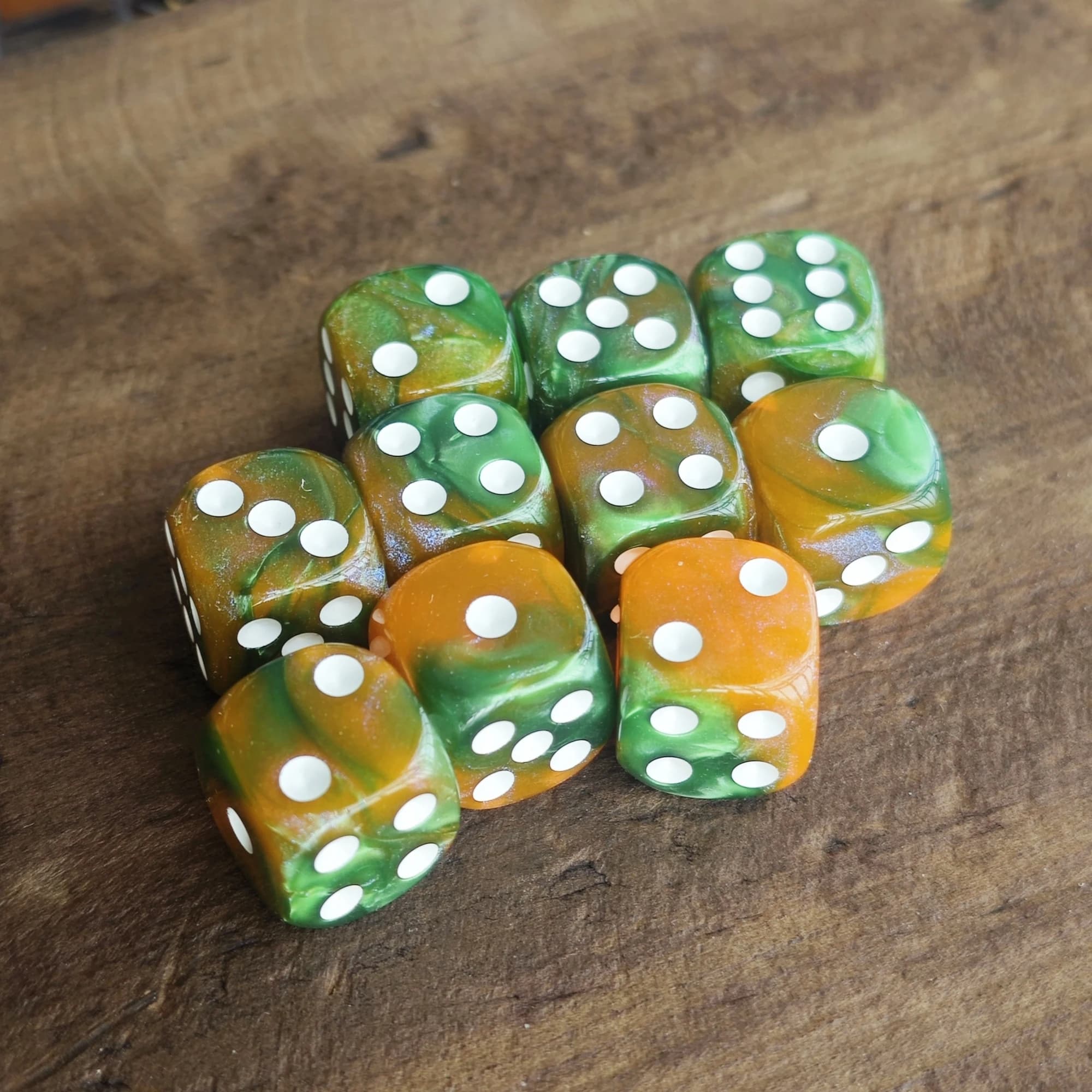 Set di dadi Starlit Sky D6 da 16 mm verde e giallo lucido Warhammers 40K Gioco da tavolo Dungeons and Dragons