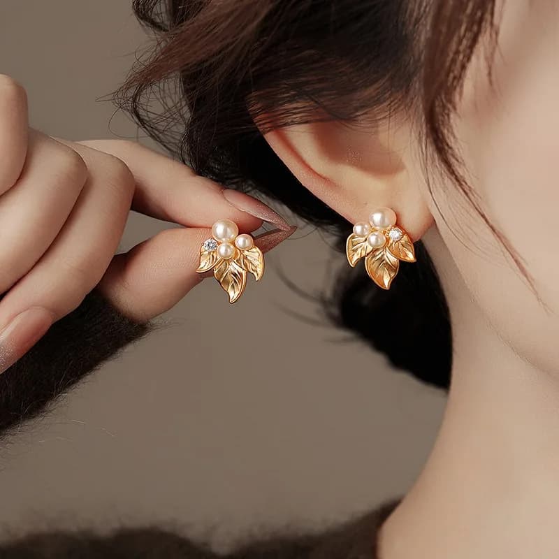 Silver Needle French Retro Leaf Pearl Stud Earrings Exquisite Elegance Versatile Temperament Earrings Design Sense Niche Women