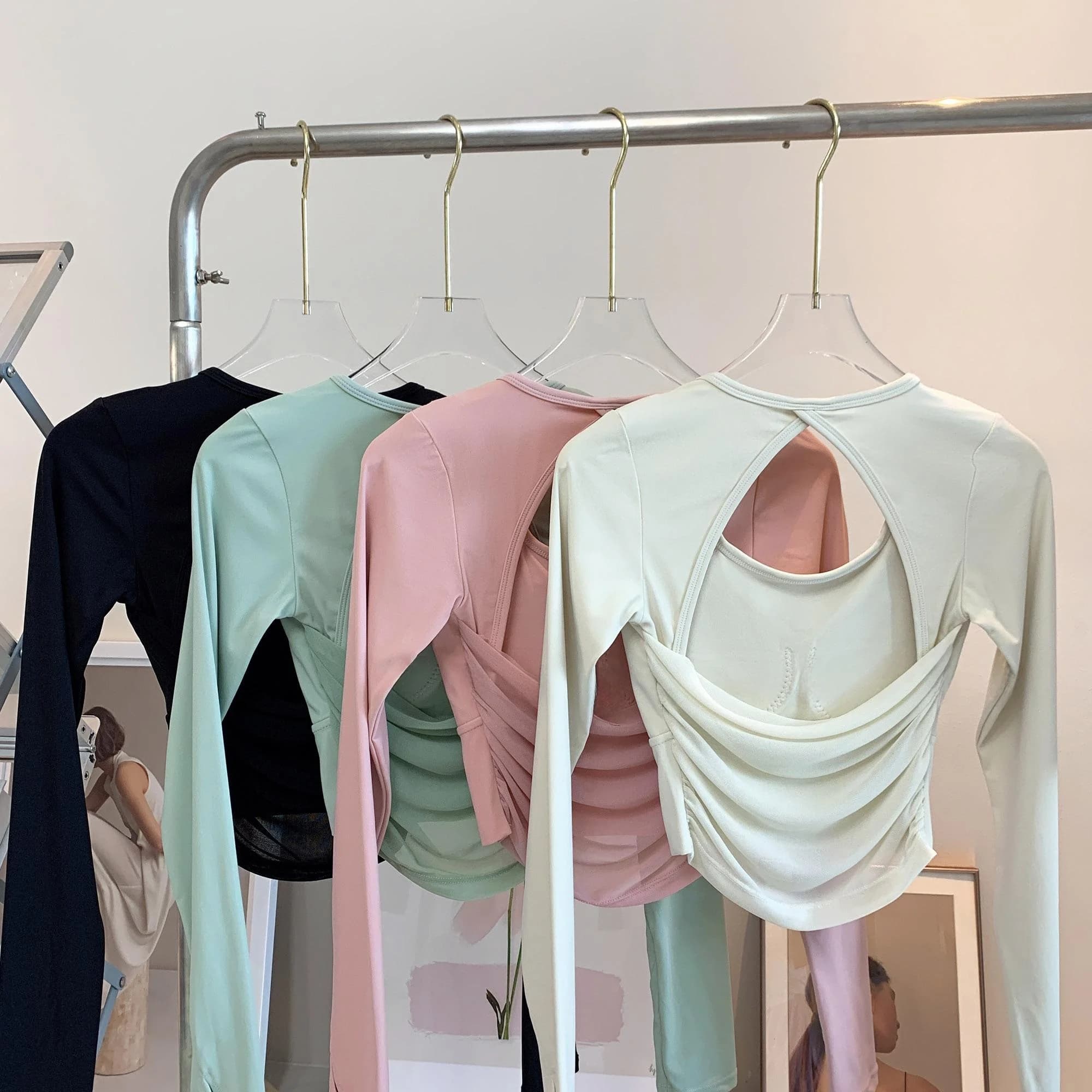 Top da Yoga a Maniche Lunghe Slim Fit per Donna, Abbigliamento da Allenamento con Design a Rete sul Retro, T-shirt Sportiva per Fitness e Pilates, Lunghezza Corta in Nylon e Spandex