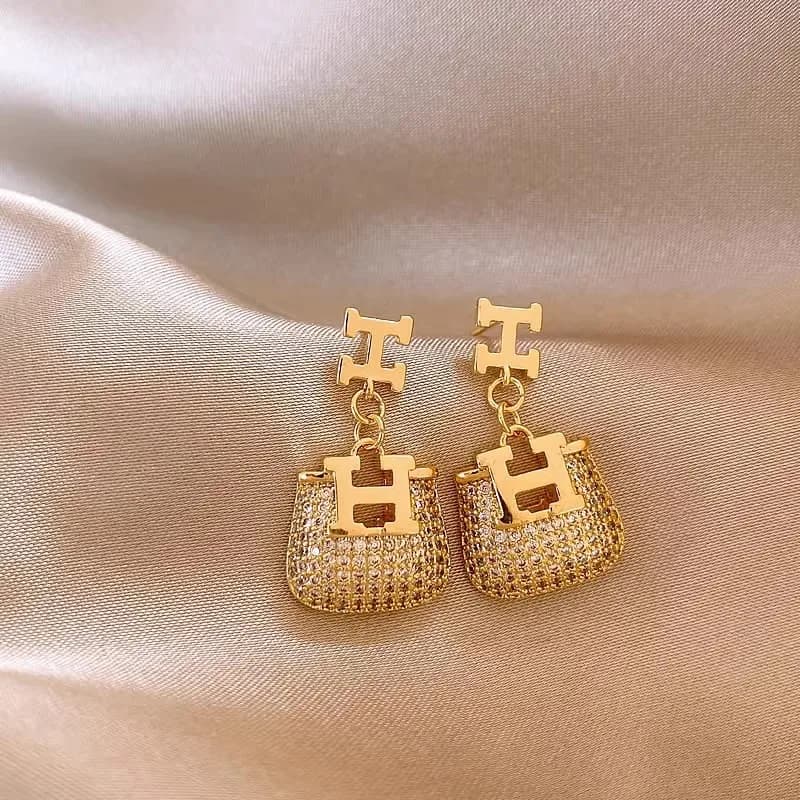 Orecchini pendenti con orecchini a forma di borsa in zircone con lettera H in metallo, adatti per orecchini invernali, senso unico del design di nicchia da donna