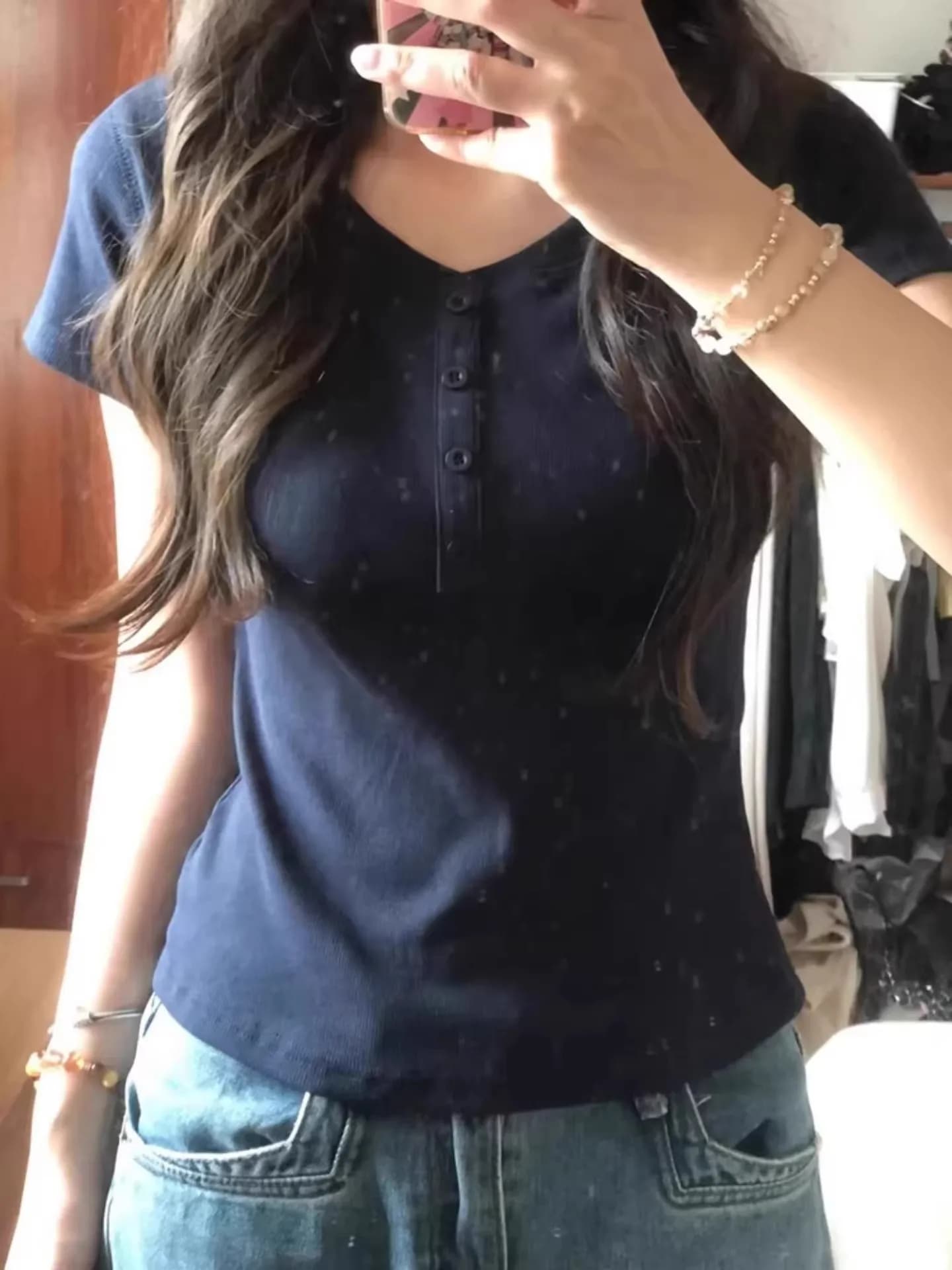 T-shirt slim fit a maniche corte da donna, stile coreano, scollo a V con bottoni sulle spalle, nuovo modello estivo, top basic per il commuting.