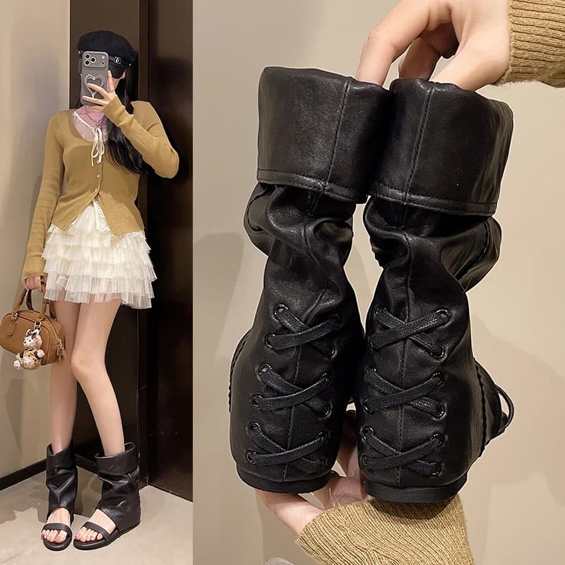 Sandali Estivi Donna Stile Wasteland 2026 con Tacco Interno, Punta Aperta, Cinturino Singolo e Stivaletti Corti Plissettati