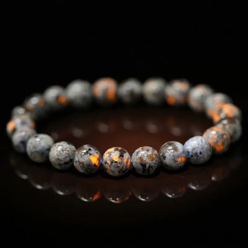Bracciale con perline in pietra di fiamma naturale Bracciale con vento energetico per meditazione con pietra di fuoco Chakra - Radiant sotto la luce viola