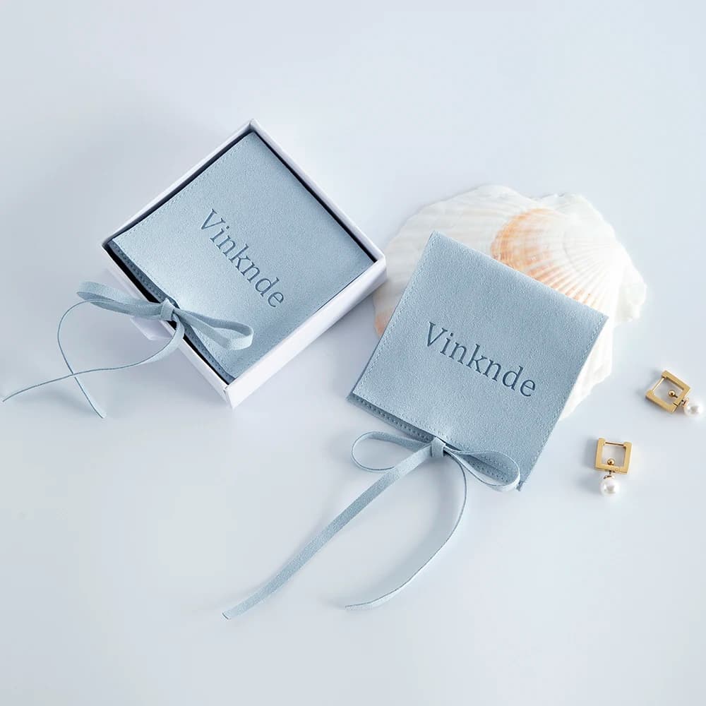100 pz Blu Piccoli Orecchini Collana Borse 13x13 cm Bracciale Anello Velluto Flap Sacchetti di Imballaggio In Microfibra Logo Personalizzato Regalo di Nozze