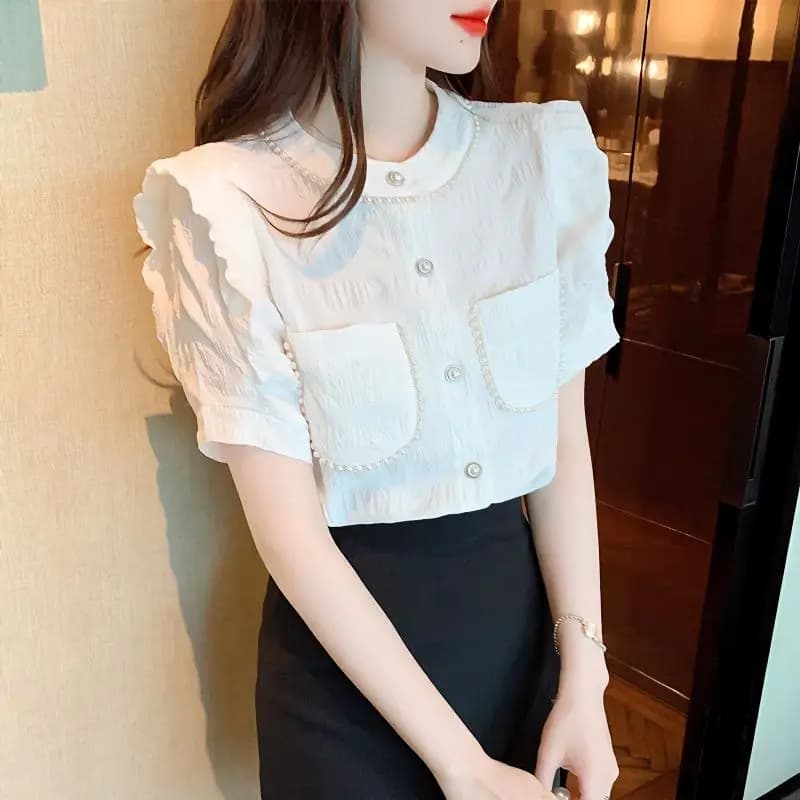 Camicetta da donna estiva bianca a maniche corte, dal design elegante e delicato, con maniche a farfalla e pizzo, modello a tubo dritto