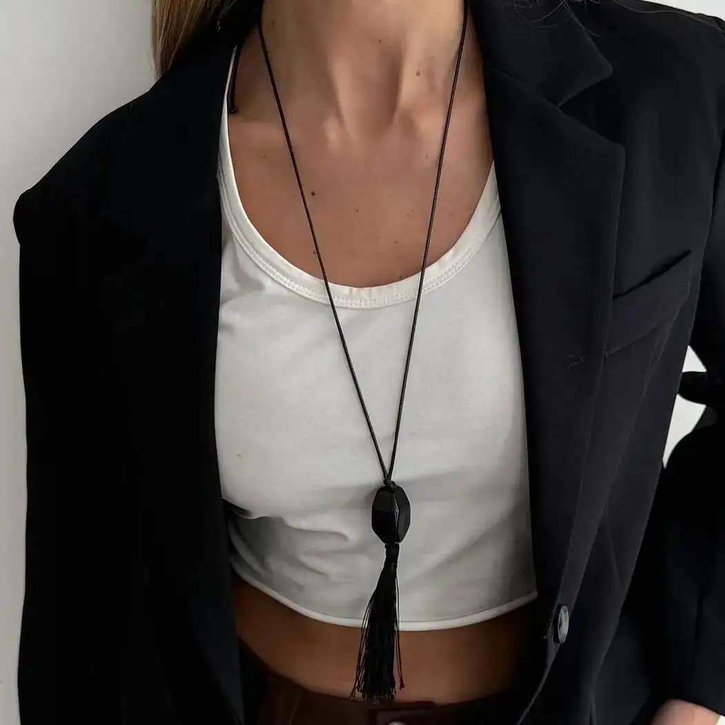 Collana con Pendente Geometrico in Resina Nera PuRui, Accessorio Moda Donna, Catena Lunga con Nappine, Regalo di Gioielleria