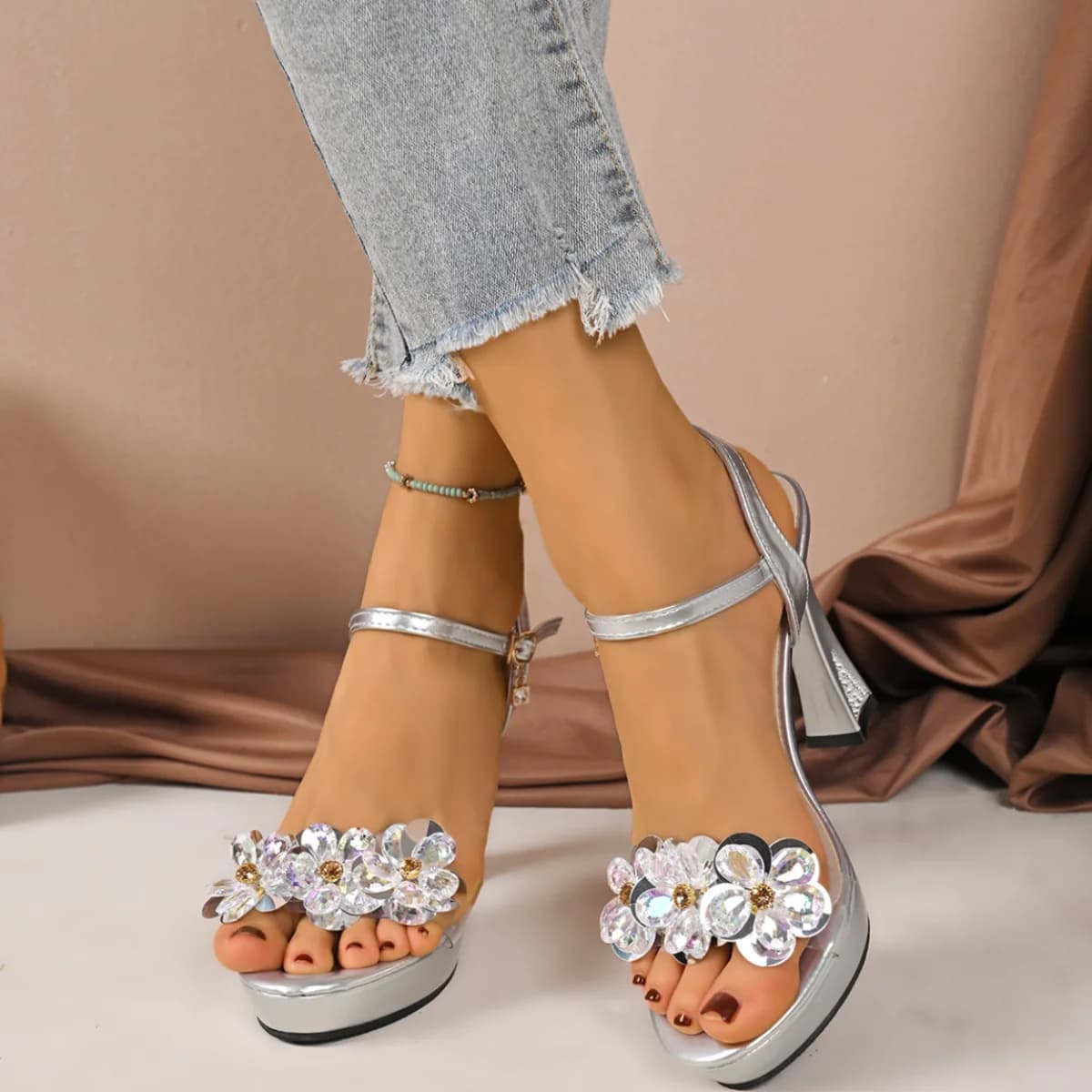 Sandali di Lusso da Donna con Strass e Fiori, Tacchi Alti, Comodi Sandali con Plateau e Fibbia in Cristallo, Scarpe da Sposa Estive 2026