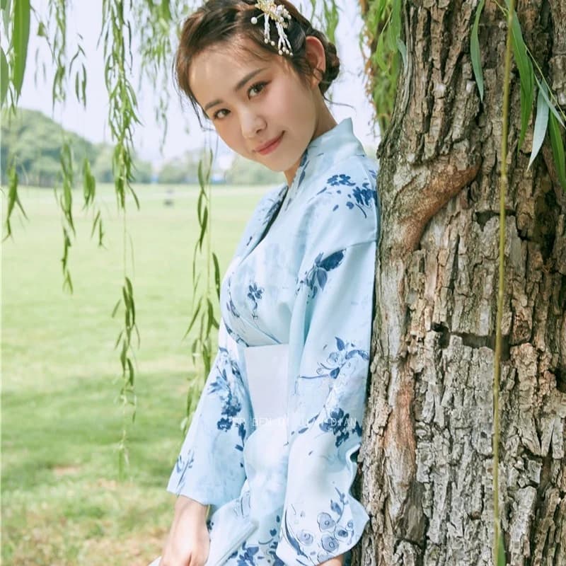 Abito Formale da Donna in Stile Kimono Giapponese Tradizionale Revisionato per Servizi Fotografici e Scenari all'Aperto - Collezione Autunnale