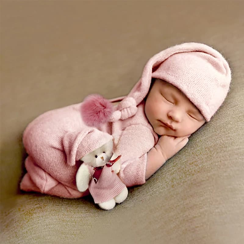 Set di 3 pezzi Ylsteed per neonati: tutina, cappello con pon pon e mini bambola, completo rosa per fotografia di neonati, accessori per foto di neonate.