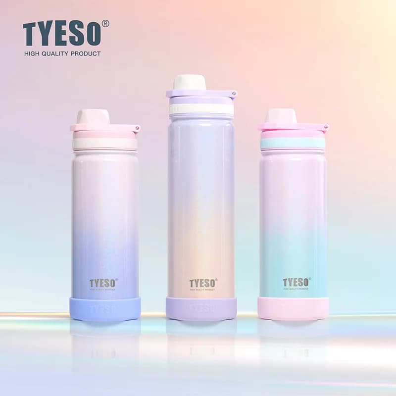 La bottiglia thermos sportiva da 600 ml/750 ml mantiene il freddo e caldo la bottiglia d'acqua portatile con tazza in acciaio inossidabile 304 isolata sotto vuoto per auto