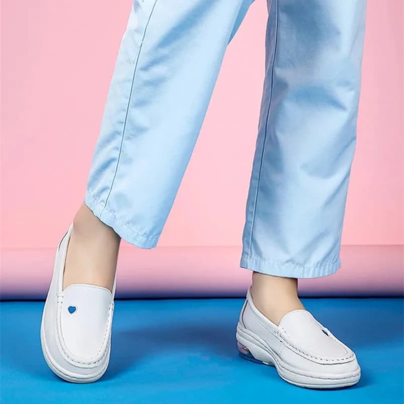 2025 Scarpe da ginnastica con piattaforma impermeabile Scarpe da altalena con cuscino d'aria da donna Scarpe da infermiera bianche Mocassini da donna antiscivolo in pelle bovina Cuneo cavo