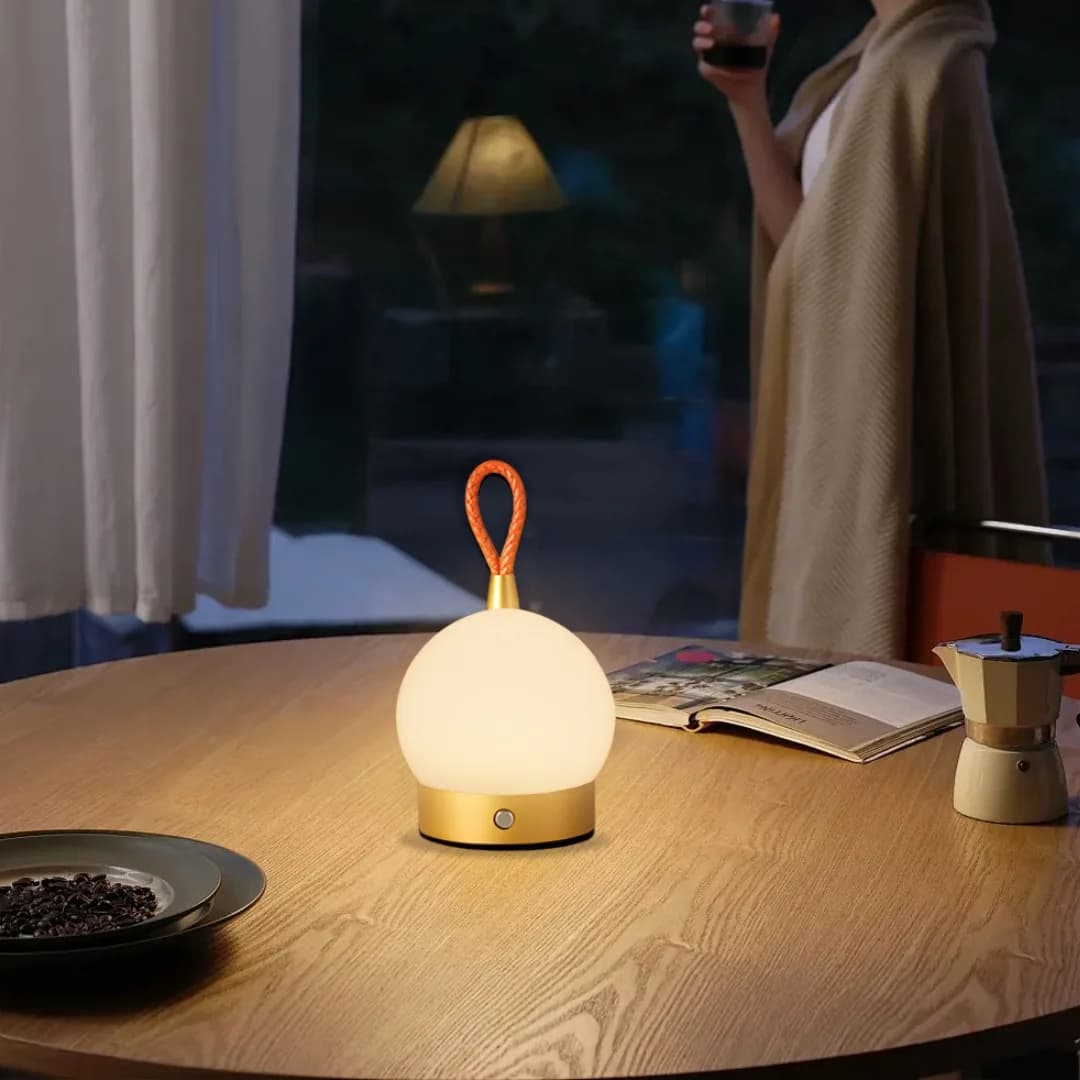 Lampada da Tavolo con Manico in Pelle, Luce Notturna Dimmerabile a 3 Colori Ricaricabile USB-C, Lanterna da Scrivania in Acrilico e Metallo per Campeggio, Patio, Camera da Letto