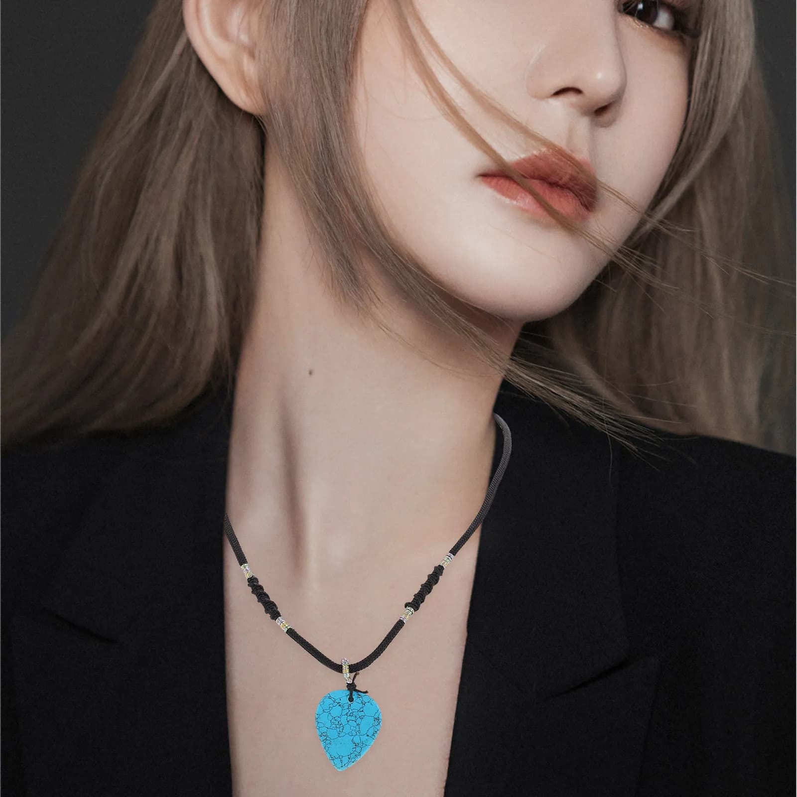 Collana con Ciondolo a Forma di Plettro, Gioiello Musicale Versatile e Funzionale per Chitarristi, Funziona come Plettro Reale per Chitarre Acustiche ed Elettriche
