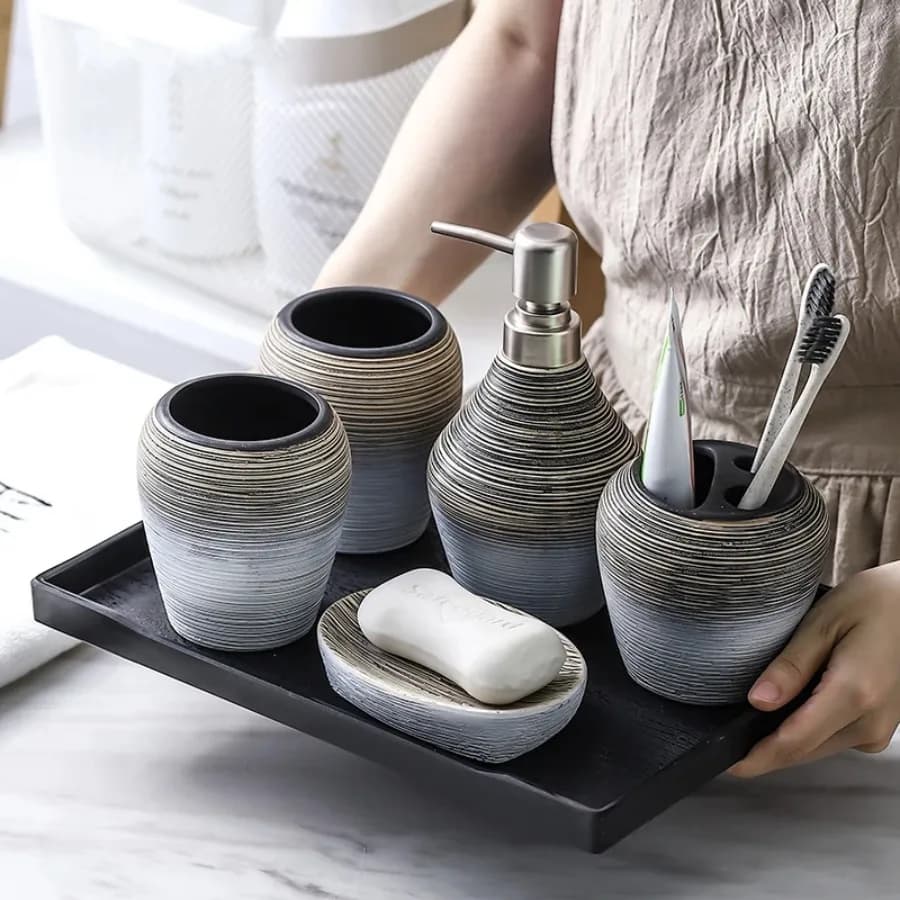 Set da Bagno in Ceramica Fatto a Mano: Portaspazzolino, Dispenser Sapone, Flacone per Emulsione, Bicchiere per Collutorio