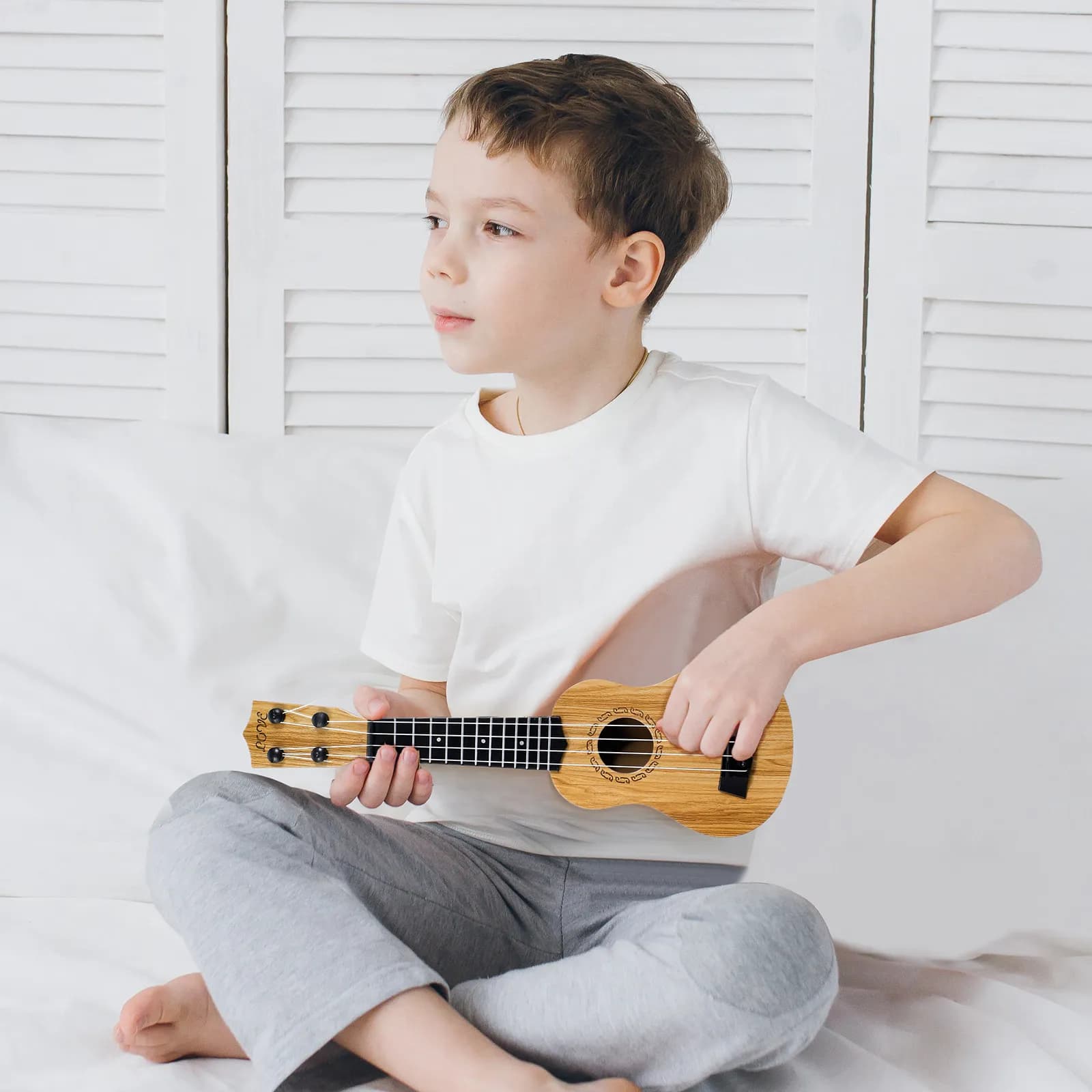 Ukulele in plastica da 38 cm per bambini principianti, con design creativo dipinto, finitura liscia e sicura, tono eccellente, mini strumento musicale