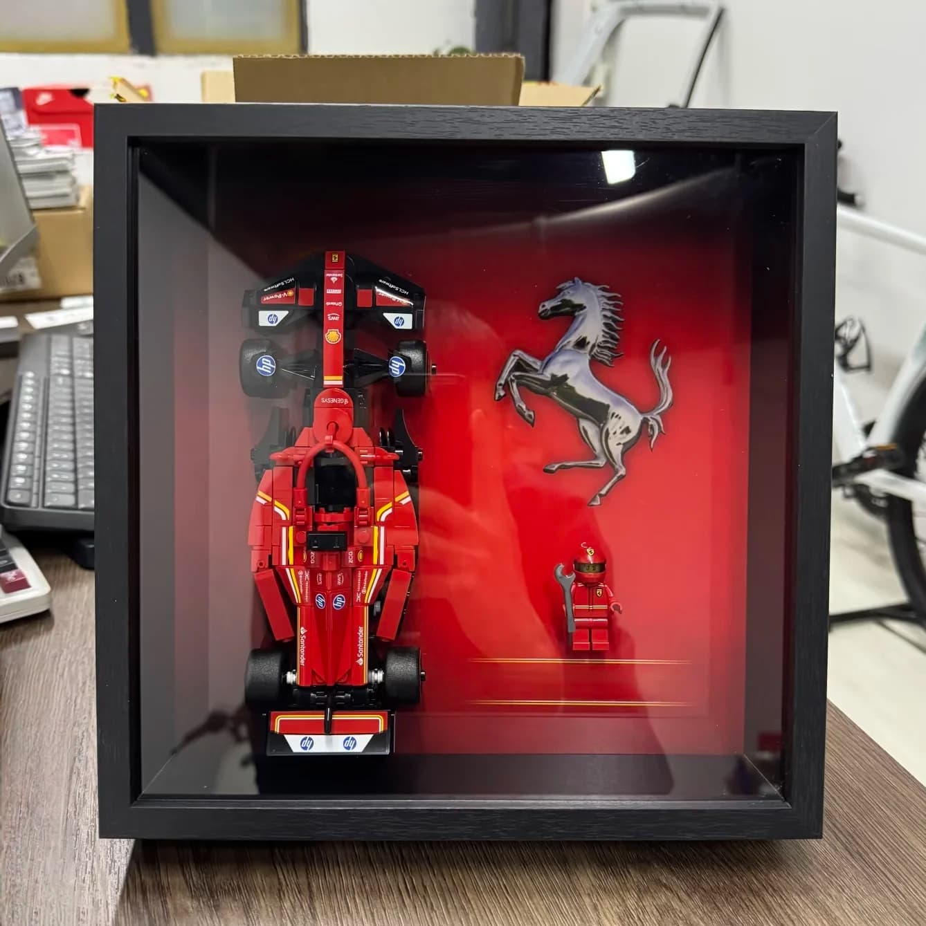 Pannello Espositivo da Parete Adatto per LEGO 77242 Speed Champions Ferrari SF-24 F1 Set di Costruzioni Auto da Corsa Modello Ferrari F1