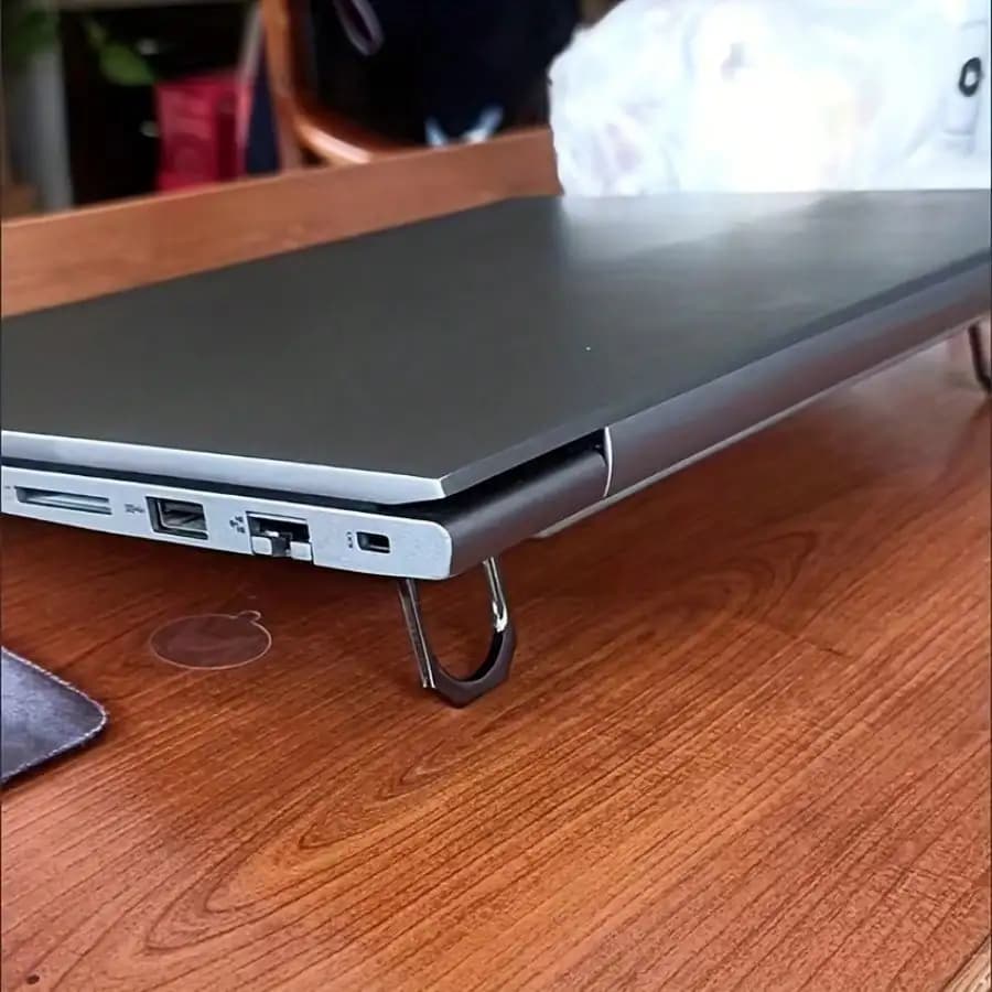 Supporti invisibili per laptop da 2 pezzi, supporti in metallo per una migliore postura e raffreddamento, pieghevoli ultra portatili, configurazione della scrivania migliorata