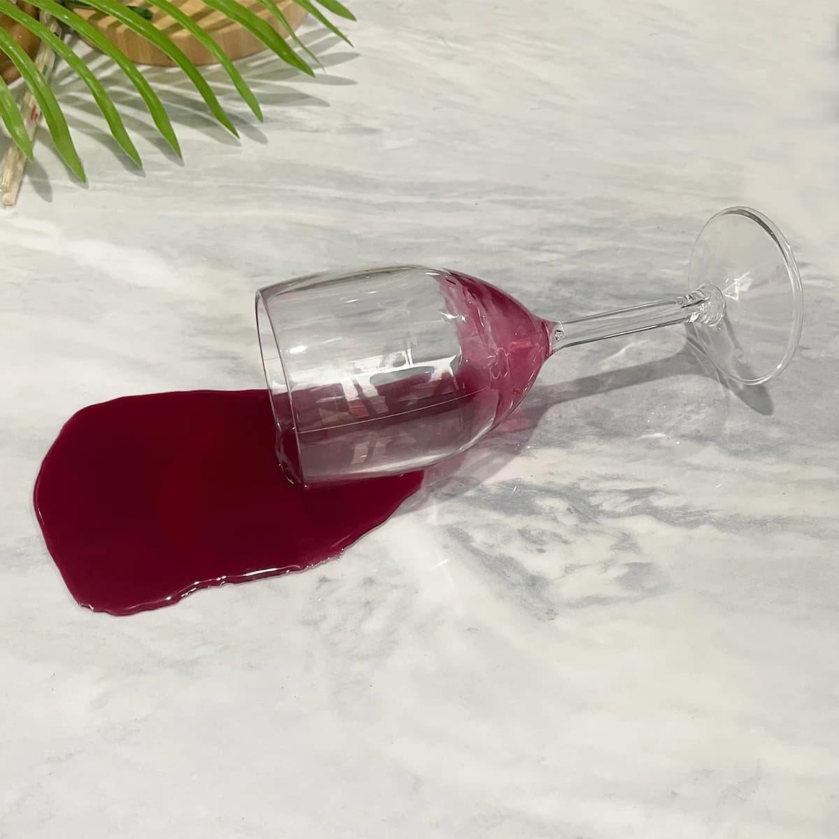 Realistico falso versato bicchiere di vino rosso scherzo prop tazza virata artificiale per la fotografia di decorazioni per la casa bavaglio per feste