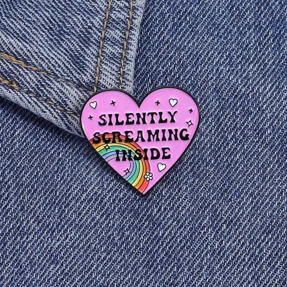 Spilla in metallo per abbigliamento con motivo Zombi che urlano silenziosamente all'interno di un arcobaleno rosa, stile zaino