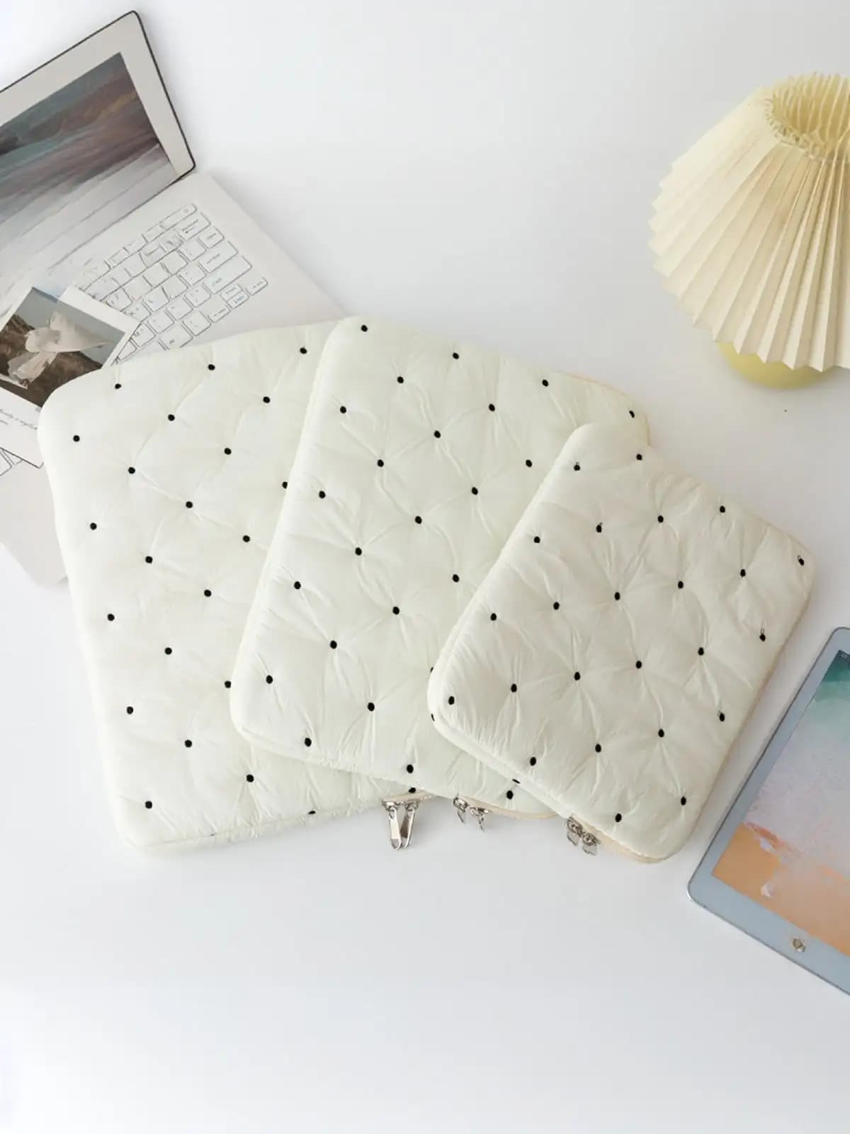 A New Embroidered Polka Dot Laptop Sleeve, Suitable For Use As A Tablet Case, Inner Pouch, And Laptop Compartment. It Features A Fashionable, Minimalist, And Fresh Style, Complemented By The Embroidered Polka Dot Design, Making It An Ideal Choice For Tabl