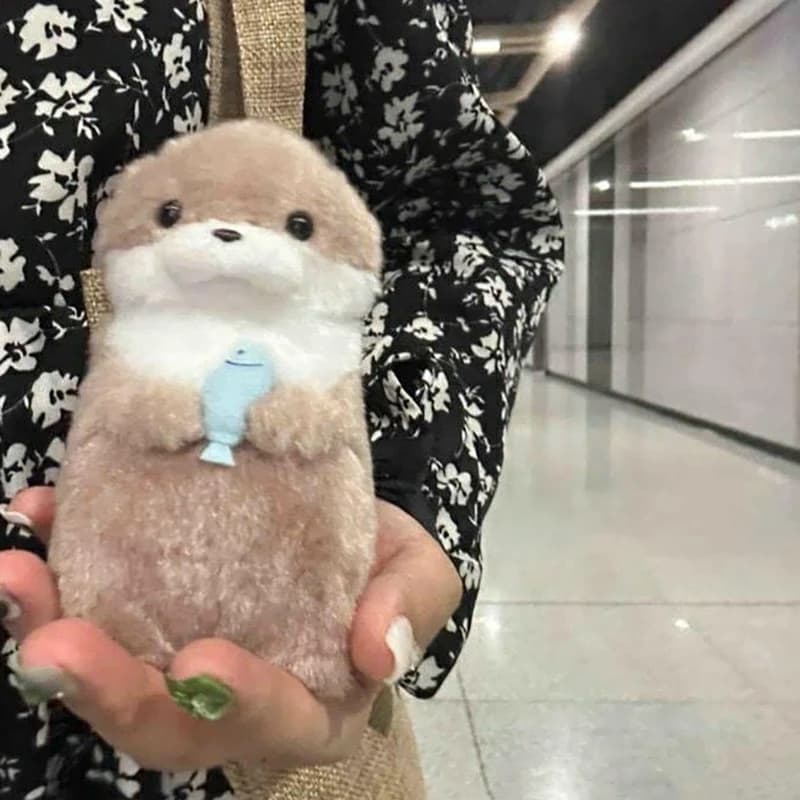 Cartoon Cute Otters Holding Fish bambola di peluche con catena Portachiavi creativi Kawaii Ciondolo appeso Gioielli Borsa da scuola Portafoglio Charms