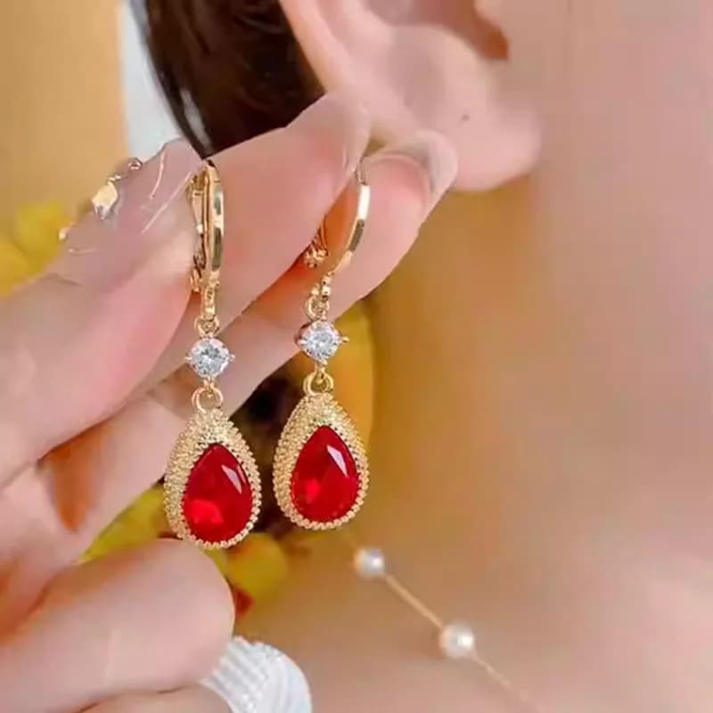 2025 nuova moda luce di lusso squisito zircone durian orecchini temperamento delle donne tutto-fiammifero moda orecchio fibbia orecchini caldi
