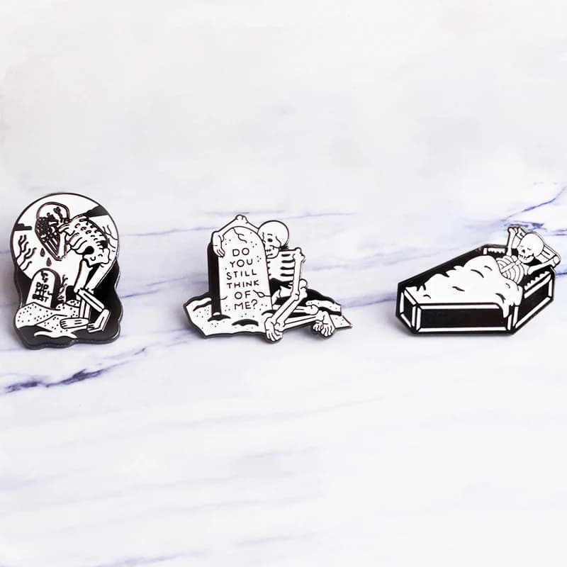 Spilla smaltata Lonely Death Spilla scheletro bara grave Punk umorismo scuro Distintivo Regalo per gli amici Spilla gioielli per borsa berretto jeans