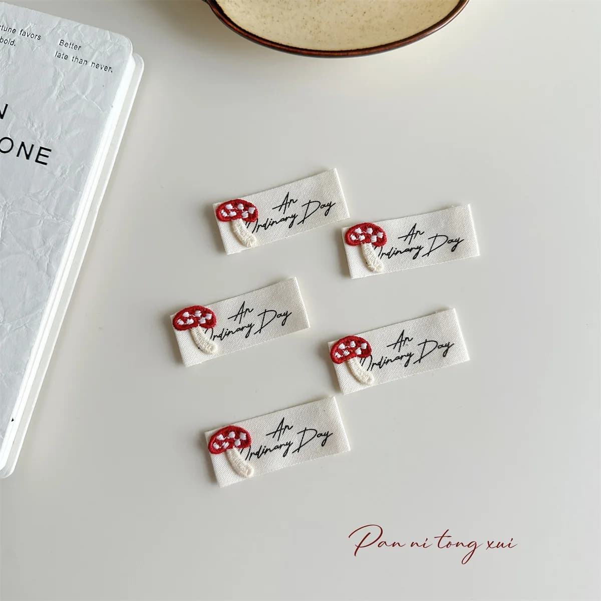 Accessori per abbigliamento con etichette in tessuto a forma di fungo lavorato a maglia, borse in tessuto, cappelli, fermagli per capelli e calzini Componenti accessori fai-da-te
