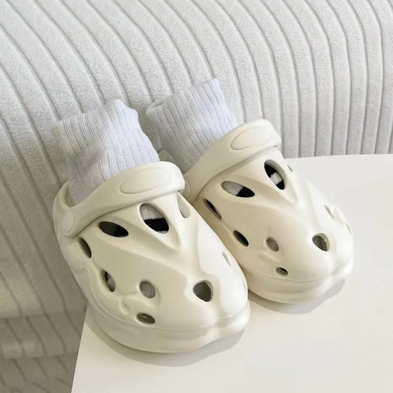2025 Nuovi sandali per la testa della borsa per bambini Pantofole leggere e antiscivolo per bambini Scarpe con foro per ragazze traspiranti Indossano copriscarpe per ragazzi
