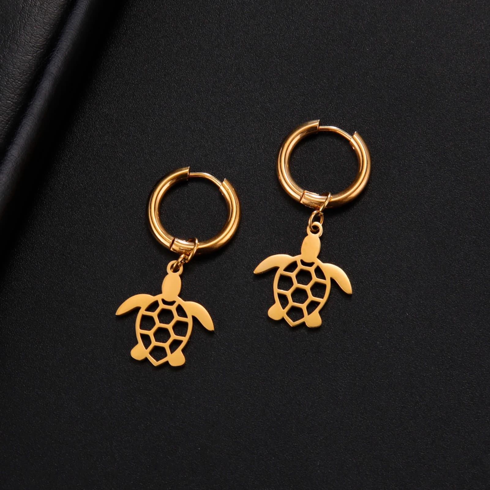 Orecchini a cerchio con tartaruga cava carina color oro in acciaio inossidabile di moda per regali divertenti per feste di gioielli da donna all'ingrosso
