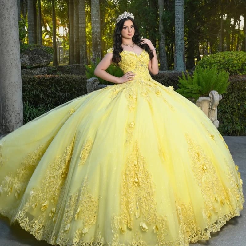 Giallo lucido Abiti stile Quinceanera Abito da ballo con spalle scoperte Applique Perline di fiori Tull Sweet 16 Dress Abiti 15 De Anos