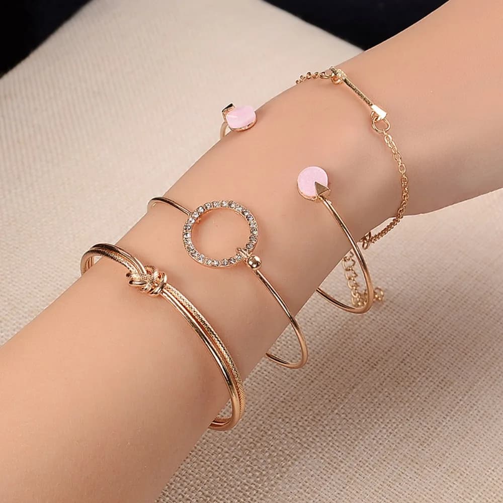 Nuovo set da 4 pezzi Combinazione di braccialetti annodati con zirconi intarsiati a freccia per le donne Set di braccialetti di apertura Accessorio per gioielli con ciondoli coreani Gitf